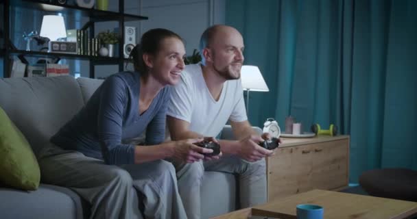 Pareja jugando videojuegos juntos — Vídeo de stock