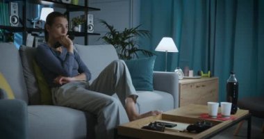 Mutlu çift evde pizza yiyor.