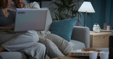 Bilgisayarlarına bağlanan çift