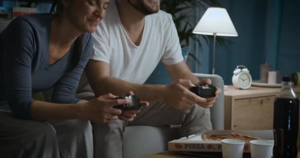 Ζευγάρι που παίζει βιντεοπαιχνίδια μαζί — Αρχείο Βίντεο