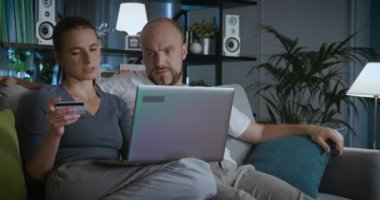 Evde online alışveriş yaparken çift