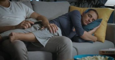 Gece geç saatte televizyon izleyen bir çift.