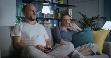 Uzaktan kumanda için kavga eden çift.