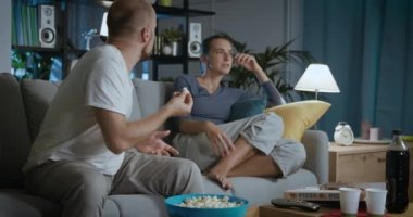 Evde kavga eden ve bağıran çift.