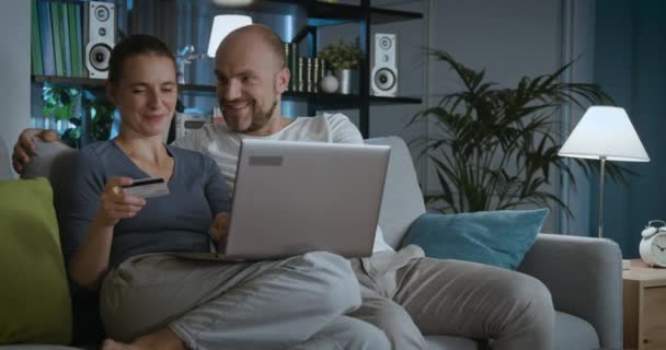 Casal fazendo compras on-line em casa — Vídeo de Stock