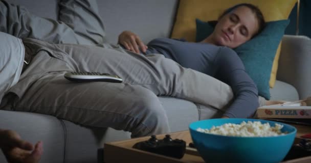 Pareja durmiendo con TV encendida — Vídeos de Stock