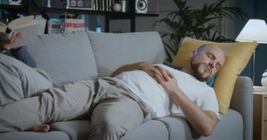 Kanepede oturan kadın ve yere düşen koca.