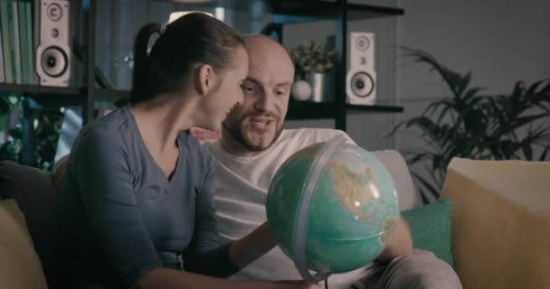 Šťastný pár hledá nové destinace pro své cesty — Stock video