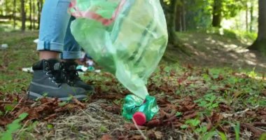 Temizlik gönüllüleri ormanı temizliyor.