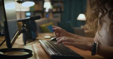 Kadın siparişinden hemen sonra hediyesini alıyor.