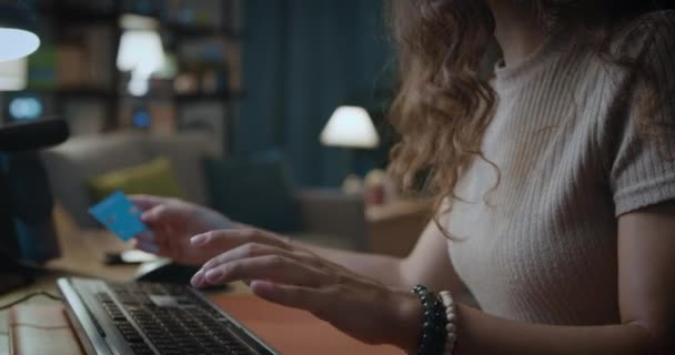 Žena pomocí své kreditní karty on-line — Stock video