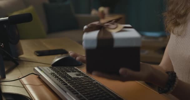 Woman receiving immediately the gift that she ordered online — Stock Video