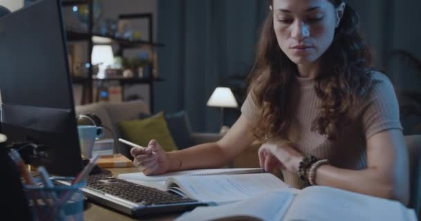 Smart jeune femme étudiant tard dans la nuit — Video