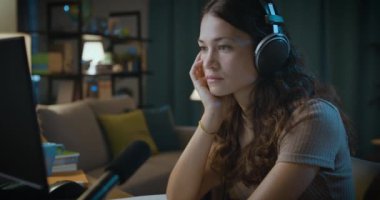 Öğrenci video görüşmesi yapıyor.