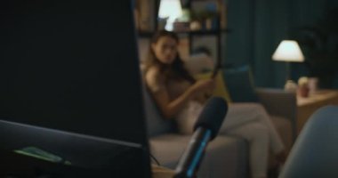 Genç bir kadın gece bir video görüşmesi yapıyor.