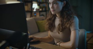 Neşeli kadın internette güzel bir sürpriz alıyor.