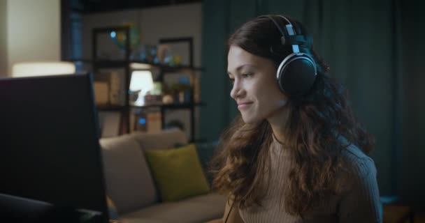 Mladá žena připojení on-line a poslech hudby