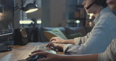 Gençler birlikte video oyunu oynuyorlar.