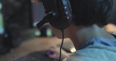 Genç oyuncu çevrimiçi video oyunları oynuyor