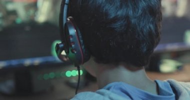 Genç oyuncu çevrimiçi video oyunları oynuyor