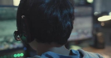 Oyuncular çevrimiçi çok oyunculu video oyunları oynuyor