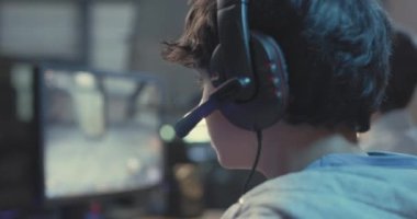 Oyuncular çevrimiçi çok oyunculu video oyunları oynuyor