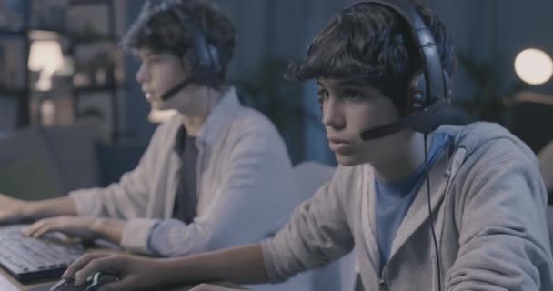 Νέοι παίκτες που παίζουν βιντεοπαιχνίδια μαζί — Αρχείο Βίντεο