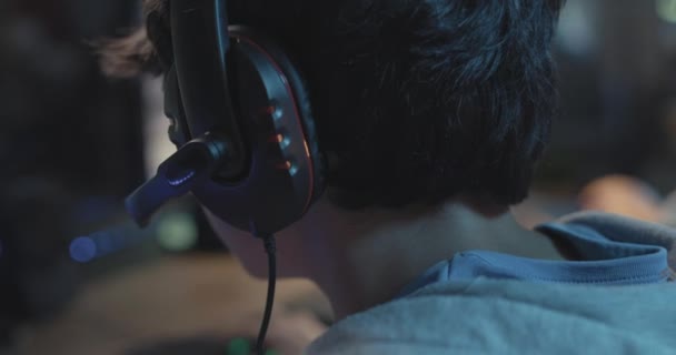 Adolescentes jugando videojuegos juntos — Vídeo de stock
