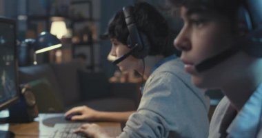 Oyuncular evde birlikte FPS oyunu oynuyorlar