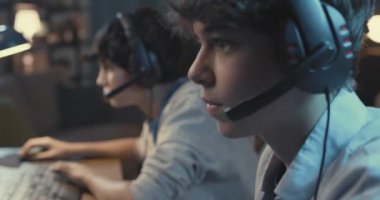 Oyuncular evde birlikte FPS oyunu oynuyorlar