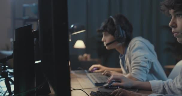 Adolescentes jogando jogos de vídeo juntos — Vídeo de Stock