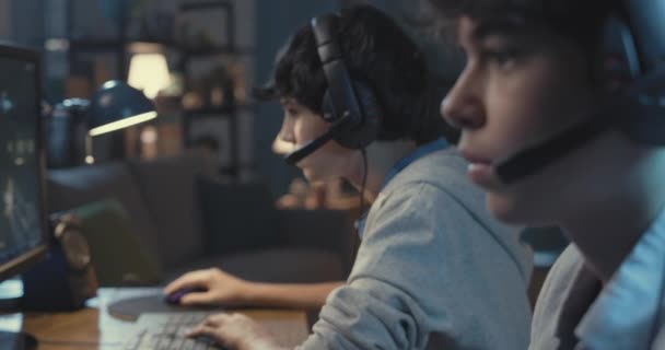 Játékosok játszanak FPS játékok együtt otthon — Stock videók