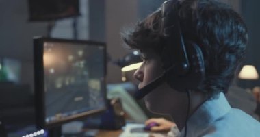 Oyuncular evde birlikte FPS oyunu oynuyorlar