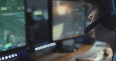 Evde video oyunu oynayan genç oyuncu