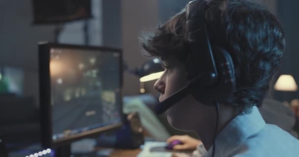 Jogadores jogando jogos FPS juntos em casa — Vídeo de Stock