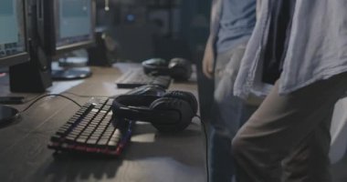 -Gençler bir video oyunu oynamaya başladı