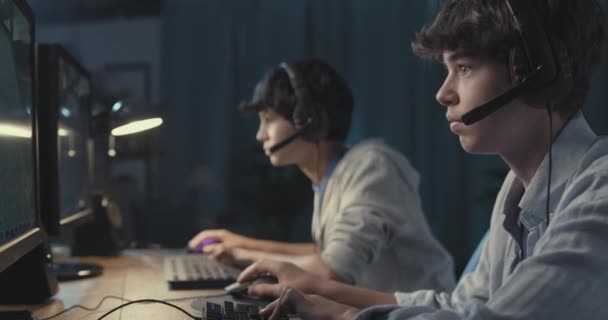Venner spiller videospil og giver en knytnæve bump – Stock-video