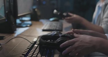 Gençler bir video oyunu oynamaya başladı
