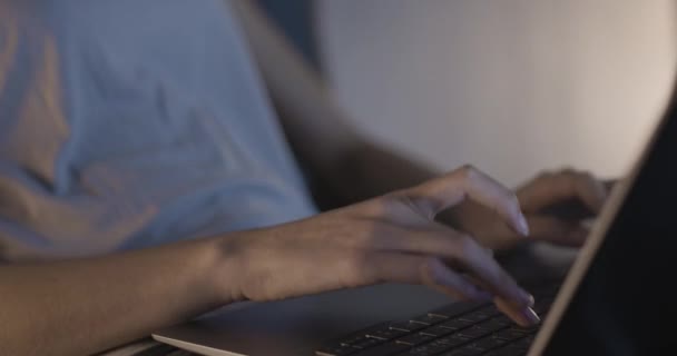 Vrouw die thuis met haar laptop werkt — Stockvideo