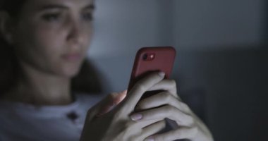 Akıllı telefonuyla konuşan bir kadın.