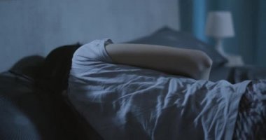 Uykusuzluk çeken stresli bir kadın.