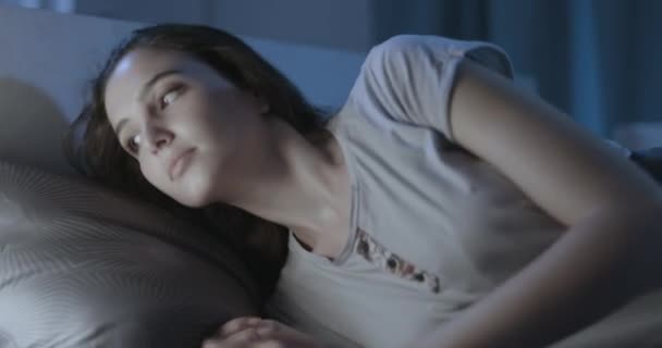 Νεαρή γυναίκα πάει για ύπνο — Αρχείο Βίντεο