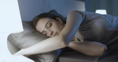 Kadın alarmı kapatıyor.