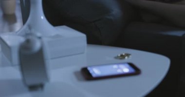 Akıllı telefon alarmı bir kadını uyandırıyor.