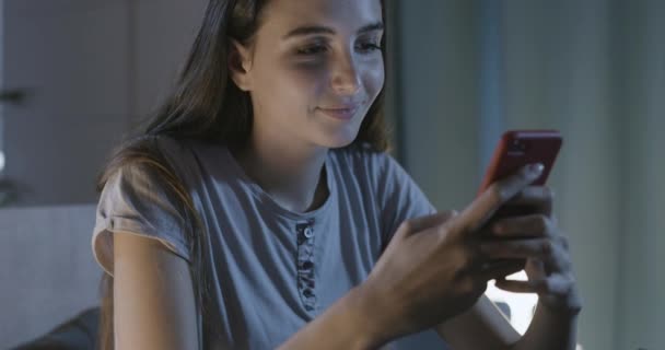 Slapeloze vrouw chatten met haar smartphone — Stockvideo