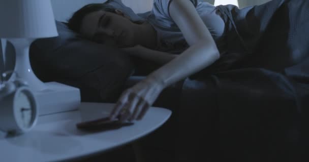 Alarma de Smartphone despertando a una mujer — Vídeos de Stock