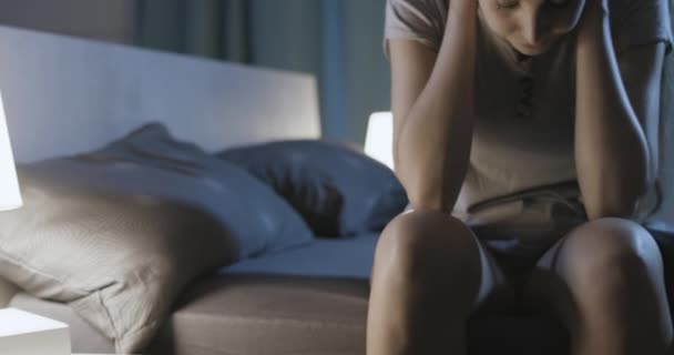 Triste femme souffrant d'insomnie — Video