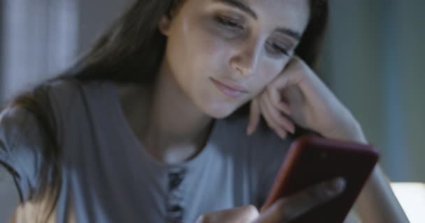Slapeloze vrouw chatten met haar smartphone — Stockvideo