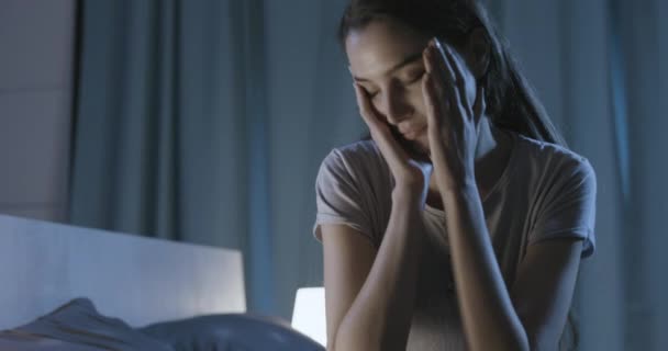 Mujer triste que sufre de insomnio — Vídeos de Stock