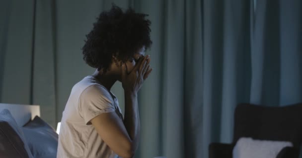 Mujer deprimida que sufre de insomnio — Vídeos de Stock